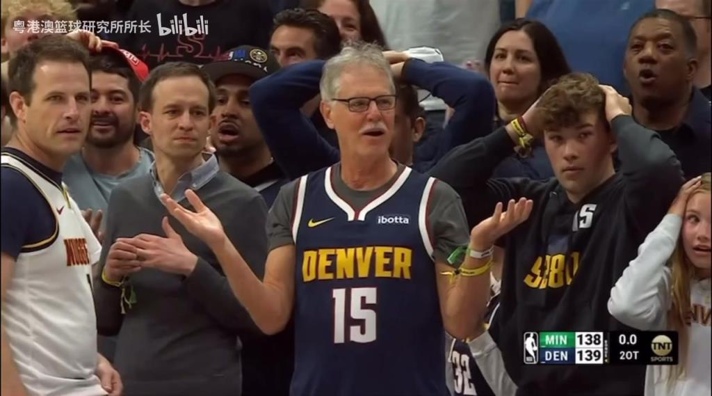 導(dǎo)火索？回顧此前掘金對(duì)陣森林狼，威少送出三分犯規(guī)后的眾生相！