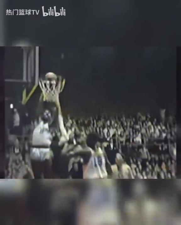 這是怪物嗎？張伯倫高中時(shí)期是怎么打球的？校園里的明星！