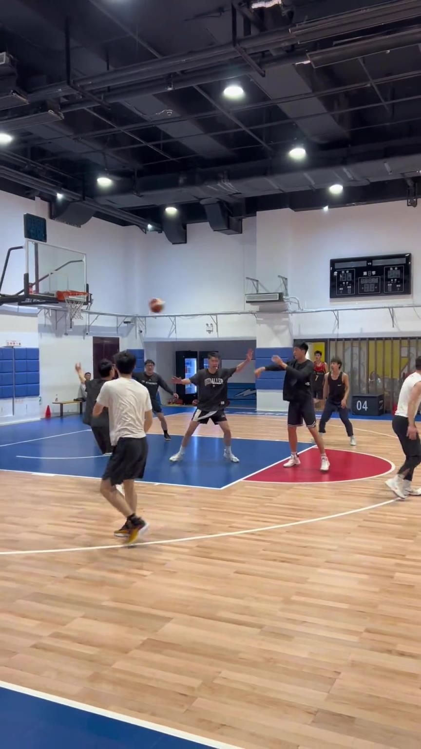 對手回家后：老婆，我今天在野球場匹配到巔峰馬刺隊了！