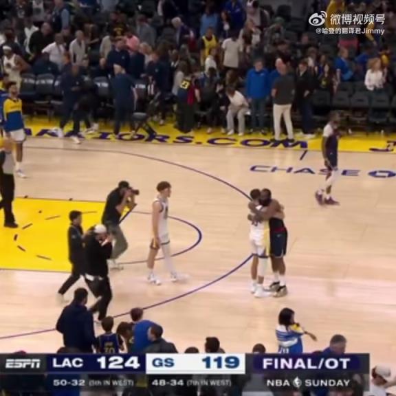 09雙雄傾盡全力！哈登和庫里賽后第一時間擁抱在一起