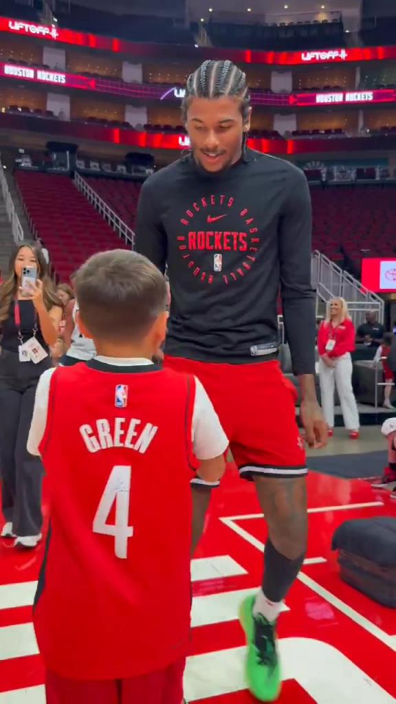 暖心偶像！小球迷賽前得到杰倫格林親簽球鞋球衣