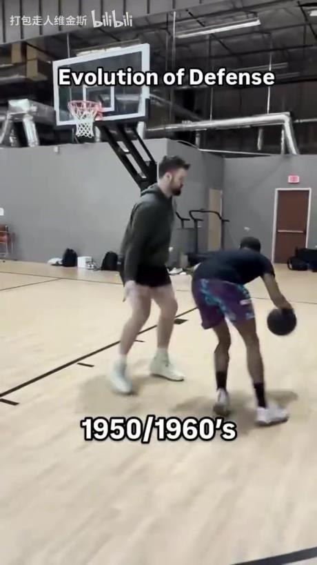 太真實(shí)了！外網(wǎng)網(wǎng)紅惡搞NBA不同時(shí)代的防守尺度變化！