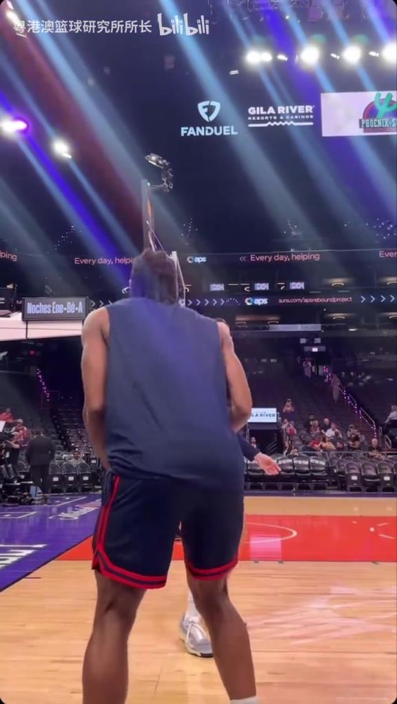 機(jī)器人級別的靜態(tài)身體！近距離看小卡的賽前熱身！