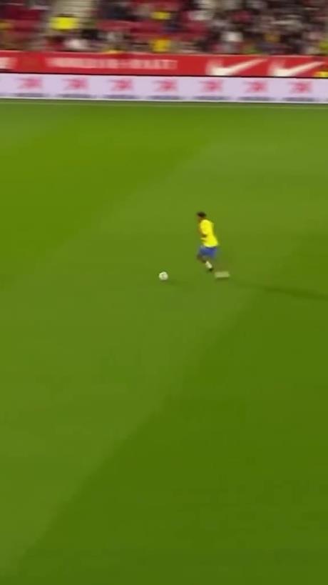 45歲還開掛！小羅再現牛尾巴過人，微笑單挑門將輕松打進